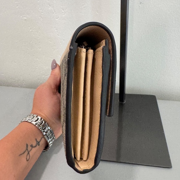 Gucci GG Supreme Continental Wallet - Picture 3 of 6